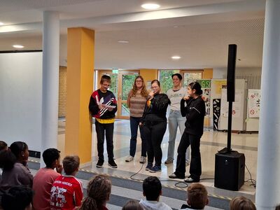 Die Klasse 8b stellt sich am Mikrofon vor