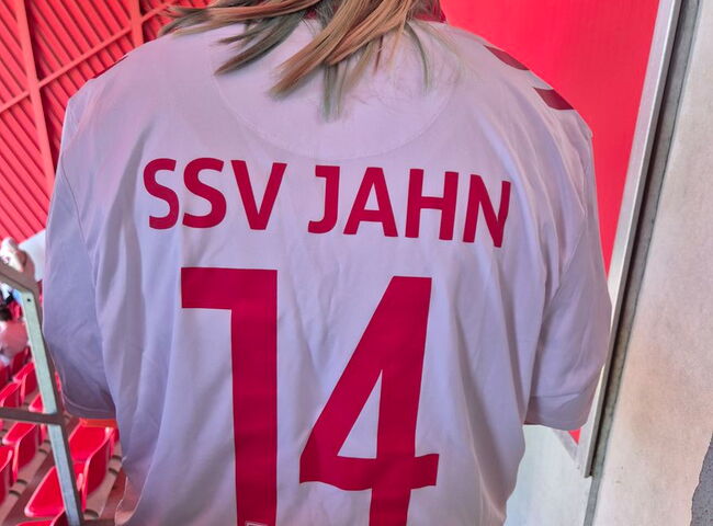 Ein Fan mit Fan-Trikot