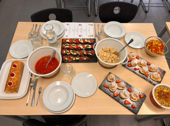 Essen ist auf einem Tisch angerichtet