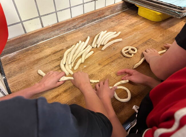 Aus dem Laugenteig werden Brezen geformt