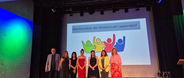 Bürgermeister Rudolf Gruber, Frau Meier, Frau Grönninger und Frau Thaler mit den Schülerinnen zusammen auf der Bühne