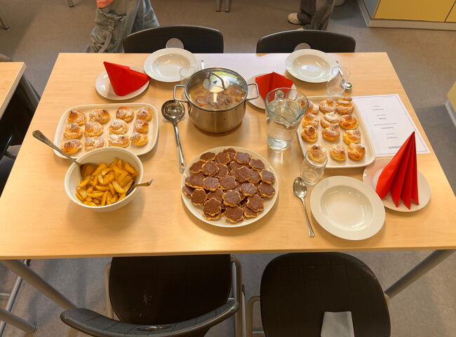 Essen ist auf einem Tisch angerichtet
