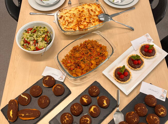 Essen ist auf einem Tisch angerichtet