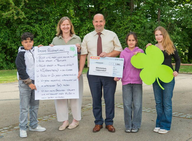 Frau Thaler und Herr Sikkes mit Schülern der 5. Klasse