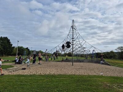Schüler toben sich auf einem Klettergerüst aus