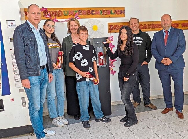 Gruppenbild vor dem Wasserspender