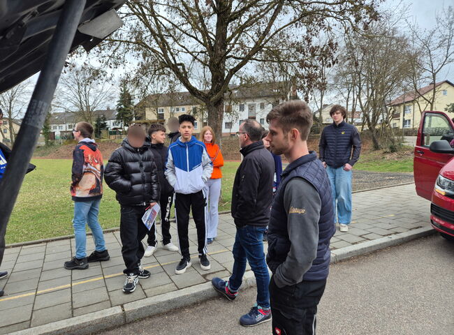 Die Fa. Watzinger mit interessierten Schülern