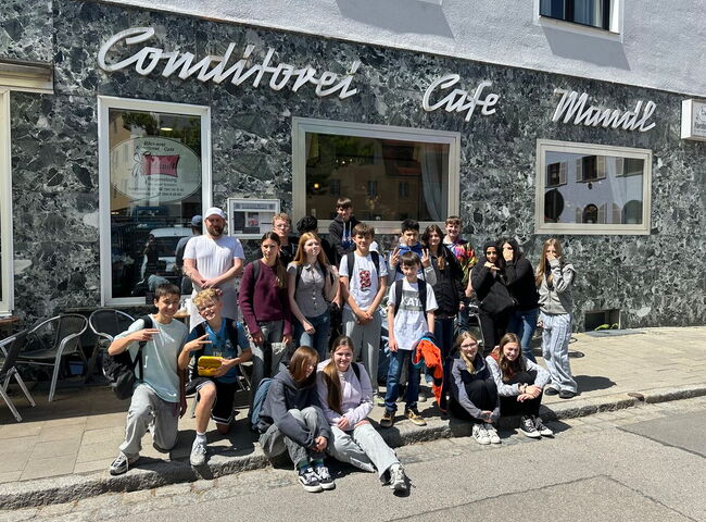 Gruppenbild der 7. Klasse vor der Bäckerei Mandl