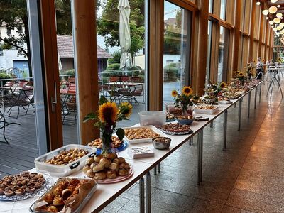 Aufgebautes Buffet mit allerlei Häppchen