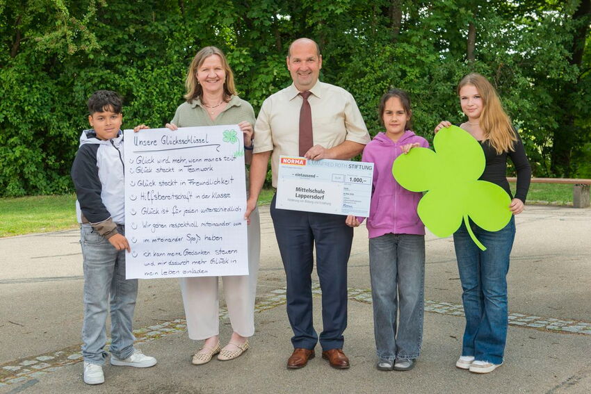 Frau Thaler und Herr Sikkes mit Schülern der 5. Klasse