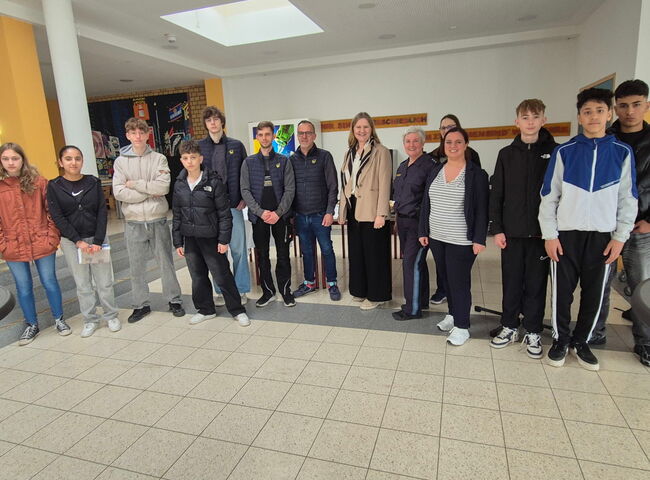 Gruppenbild Schüler, Firmen und Schulleitung