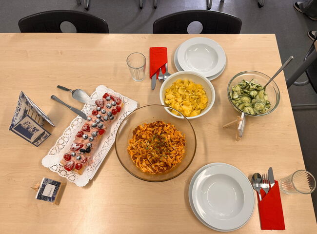 Essen ist auf einem Tisch angerichtet