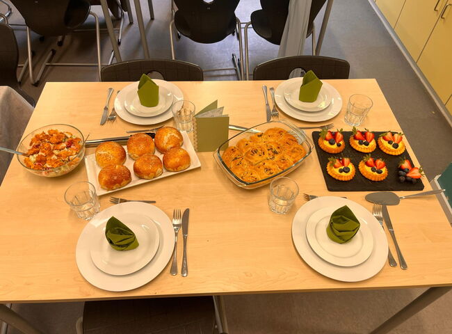 Essen ist auf einem Tisch angerichtet