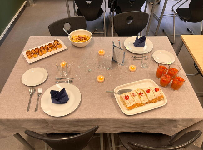 Essen ist auf einem Tisch angerichtet