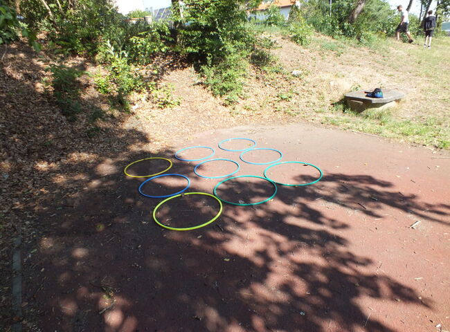 Bunte Hula Hoop Reifen liegen auf dem Boden