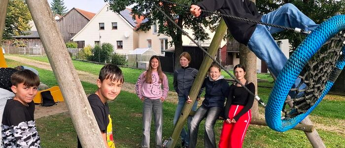 Die Schüler haben sich um die Schaukel versammelt