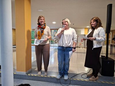 Frau Thaler, Frau Schieder und Frau Grönninger am Mikro