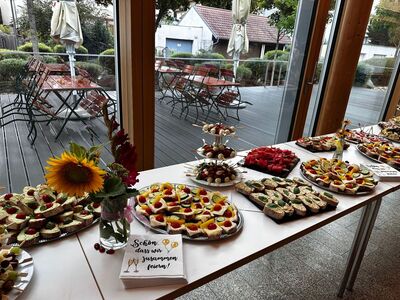 Aufgebautes Buffet mit allerlei Häppchen