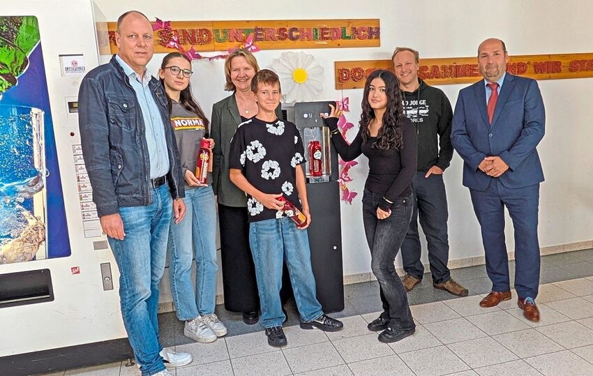 Gruppenbild vor dem Wasserspender