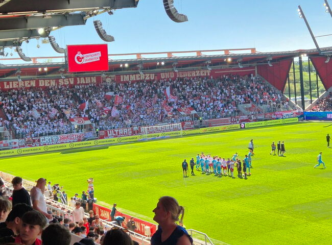 Blick auf den Rasen des Jahn-Stadions