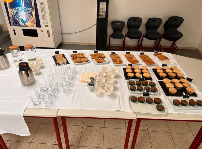 Aufgebautes Buffet in der Aula