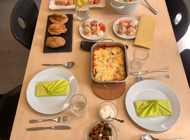 Essen ist auf einem Tisch angerichtet
