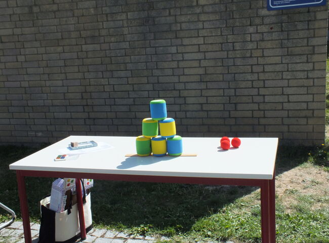 Eine Station mit aufgebauten Spielgeräten