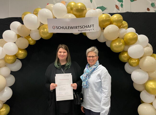 Die Schülerin Julia mit Klassenleitung Frau Pfeiffer