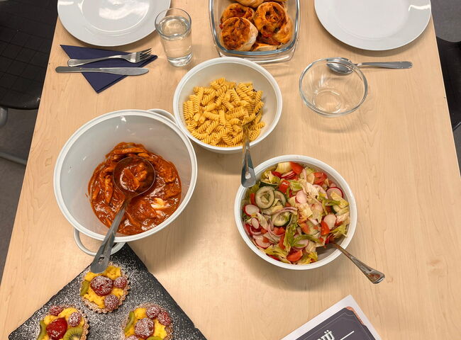 Essen ist auf einem Tisch angerichtet