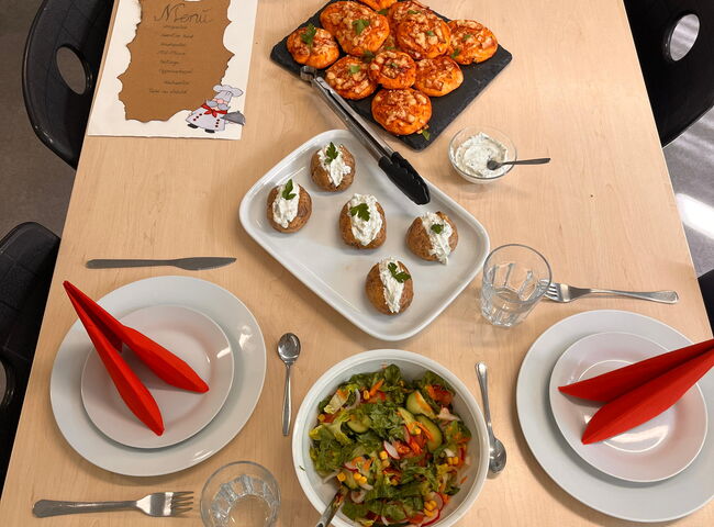 Essen ist auf einem Tisch angerichtet