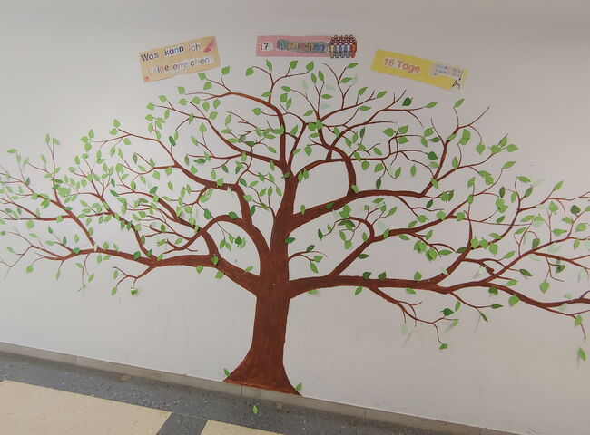 Ein Laubbaum wurde an eine Wand gemalt