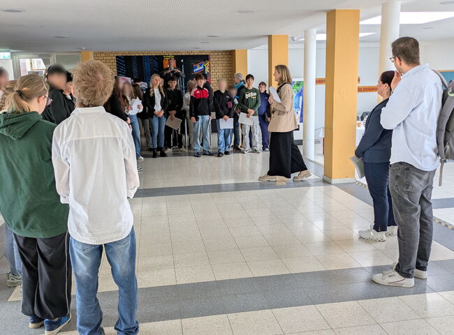 Frau Thaler in der Schulaula bei der Eröffnung der Messe