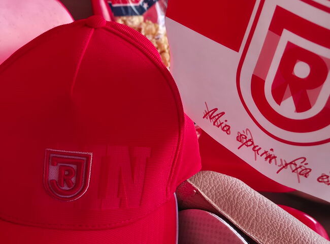 Verschiedene Fanartikel des SSV-Jahn Regensburg